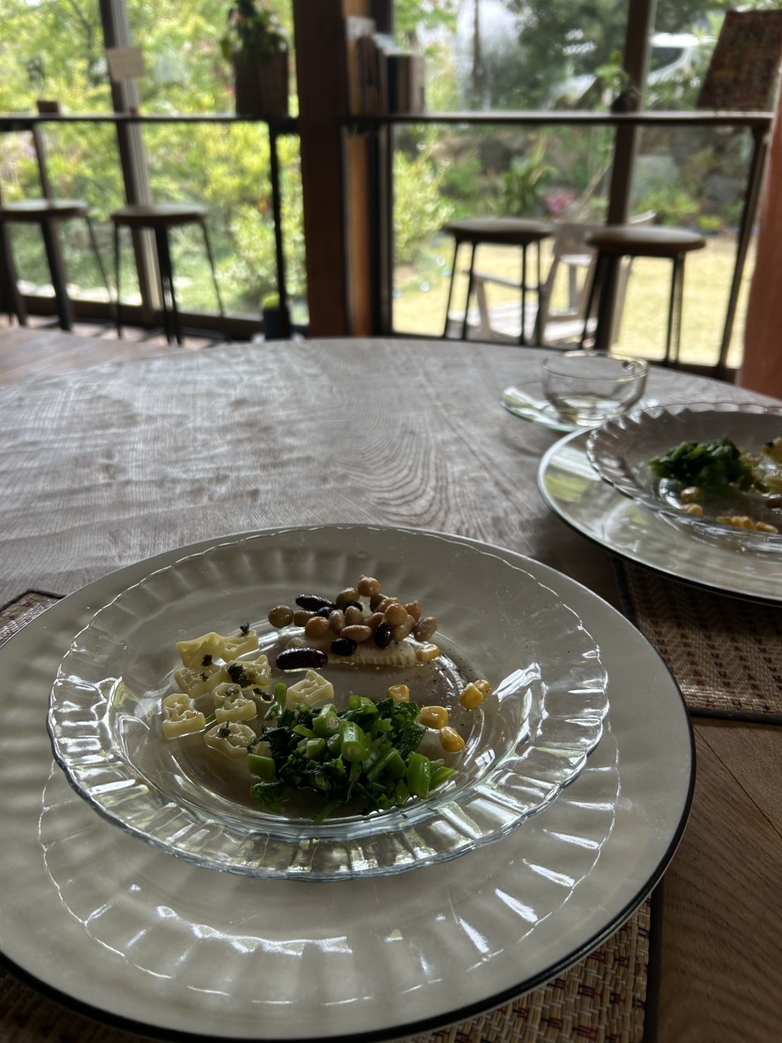 庭の景色とプレート