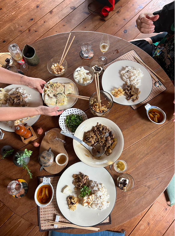 テーブルに並んだ料理