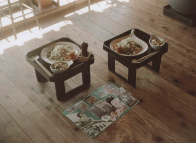 カフェのテーブルの写真